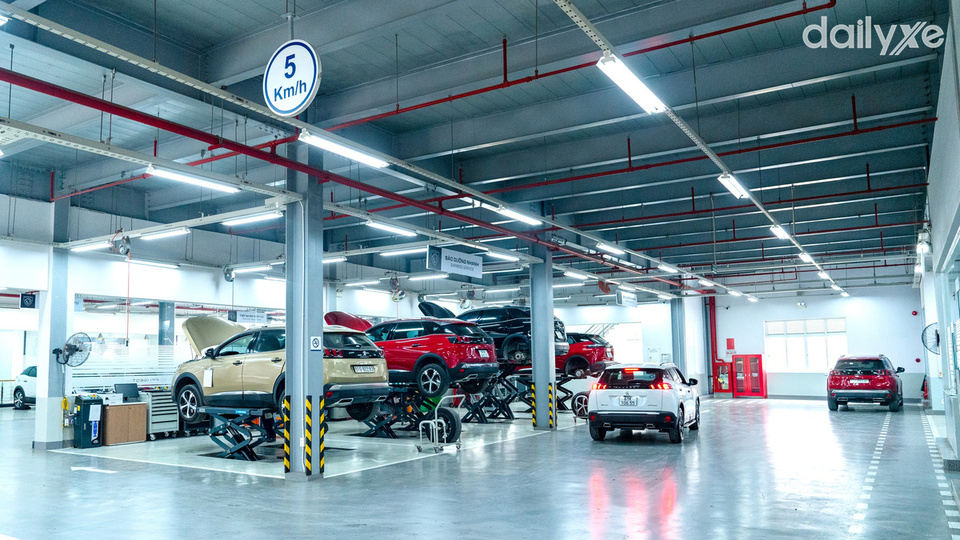 Khu vực sửa chữa trang bị nhiều máy móc hiện đại