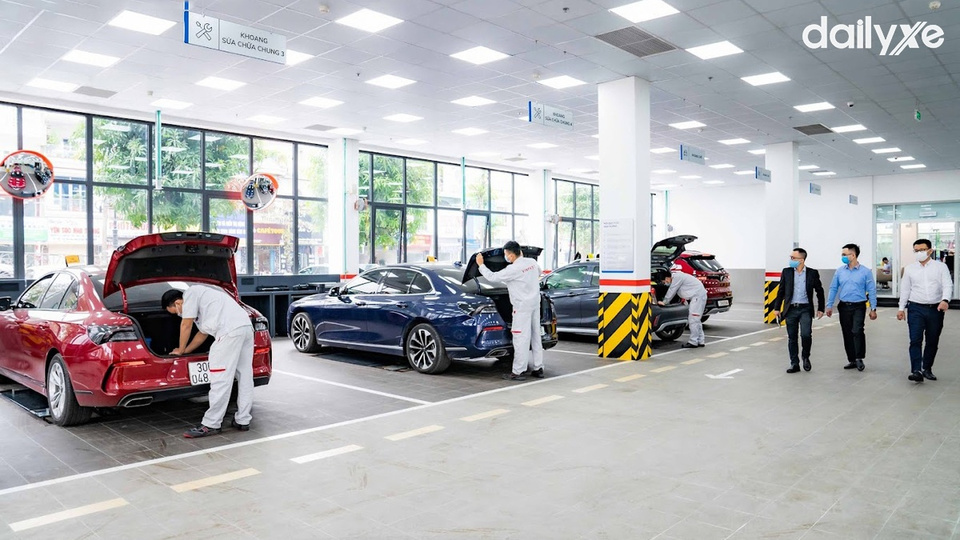 Xưởng dịch vụ chuyên nghiệp với nhân viên và trang thiết bị hiện đại