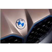 Logo BMW thực tế không tượng trưng cho cánh quạt máy bay