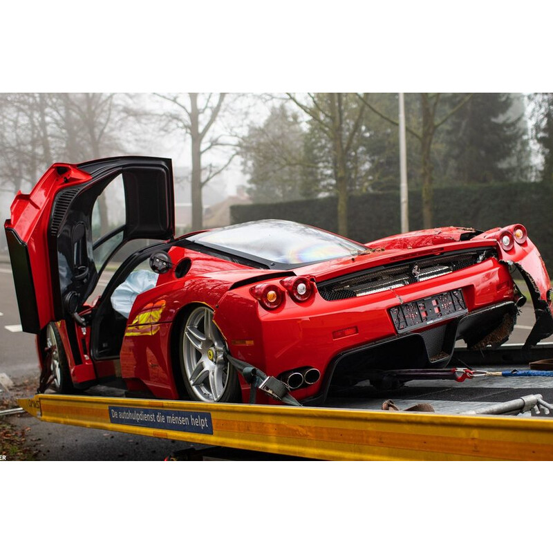 Xót xa hình ảnh chiếc Enzo Ferrari hơn 70 tỷ đồng nát bươm sau tai nạn